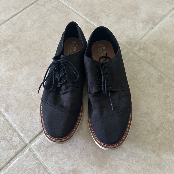 TOMS Men's Black Oxfords with Brown Sole - Picture 1 of 3